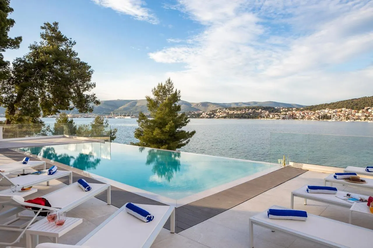 Beachfront Villa Milka With Pool Τρογκίρ