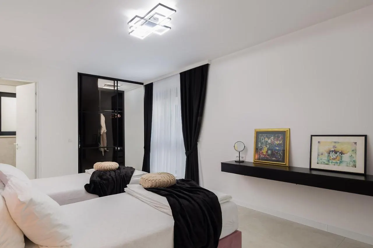 Beachfront Villa Milka With Pool Τρογκίρ