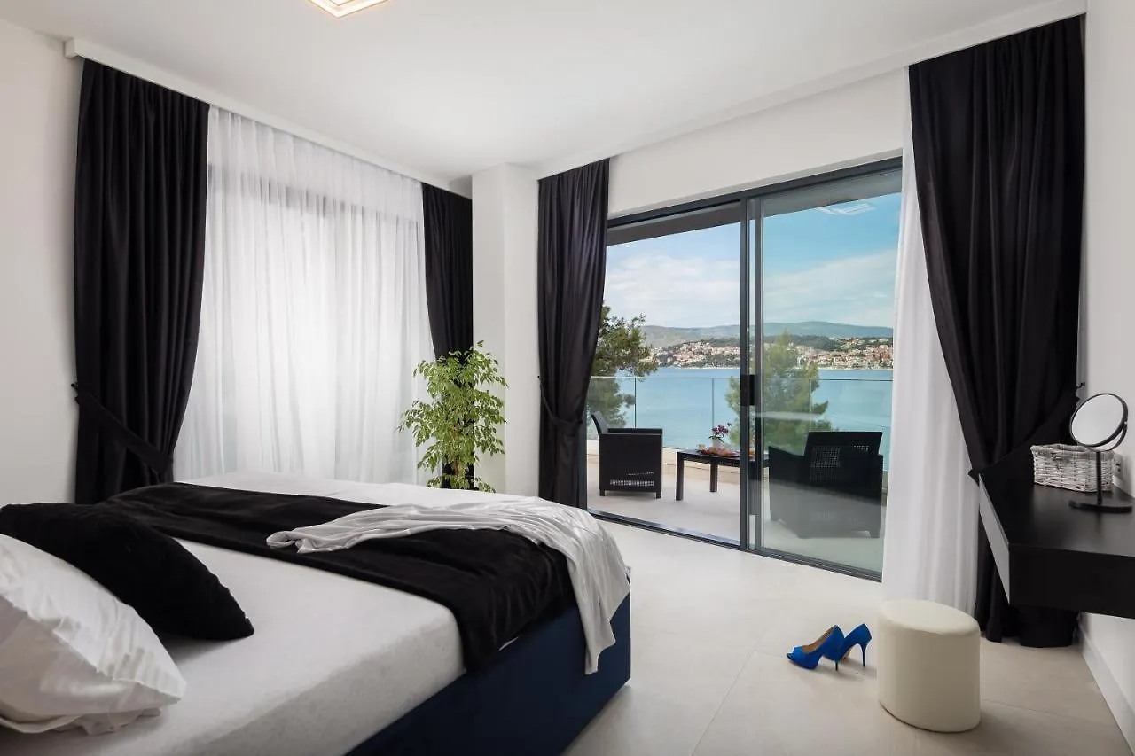 Beachfront Villa Milka With Pool Τρογκίρ